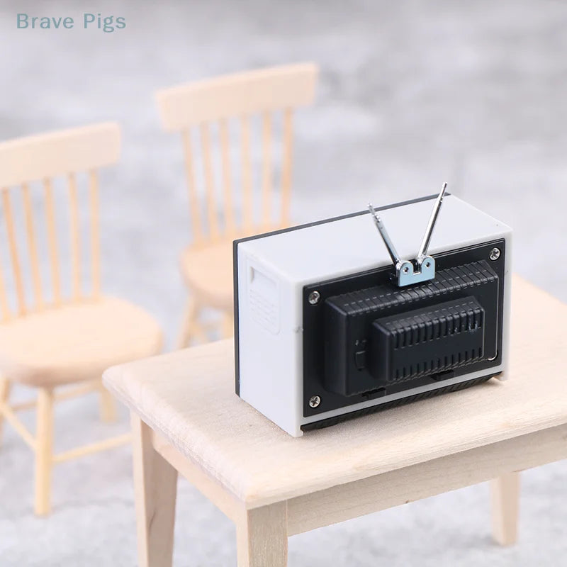 Mini Retro TV Miniature Ornaments DollHouse Toy Ornaments 5.7 * 2.4 * 3.4cm