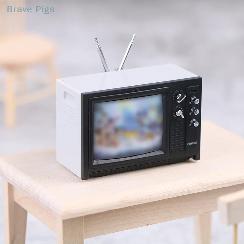 Mini Retro TV Miniature Ornaments DollHouse Toy Ornaments 5.7 * 2.4 * 3.4cm