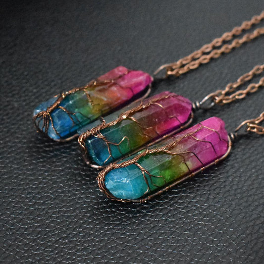 Collier tendance avec pendentif en forme de pilier en cristal et arbre de vie