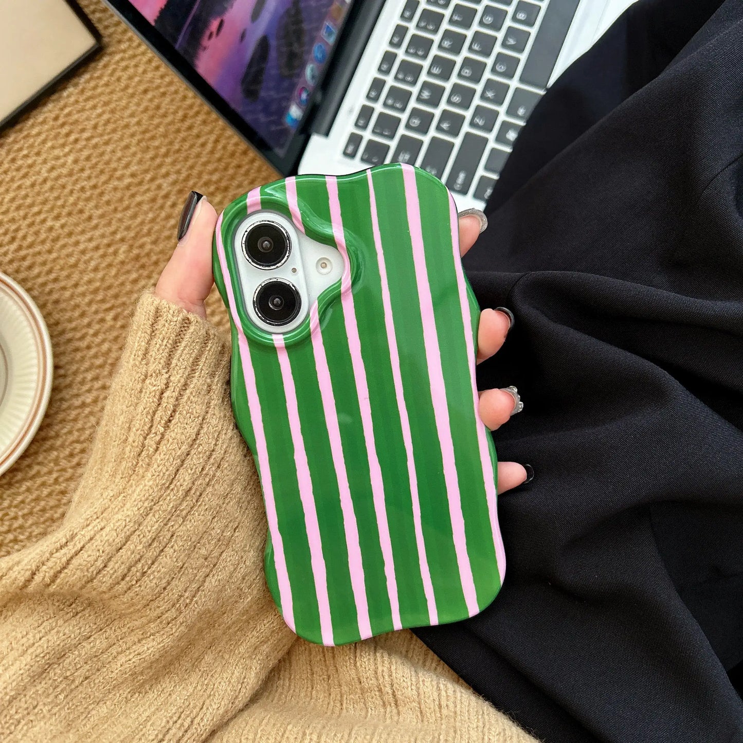 Coque de téléphone tendance 2 en 1 à rayures brillantes pour iPhone 13, 14, 15, 16 Pro Max, bords ondulés, coque arrière fine et rigide, agréable au toucher