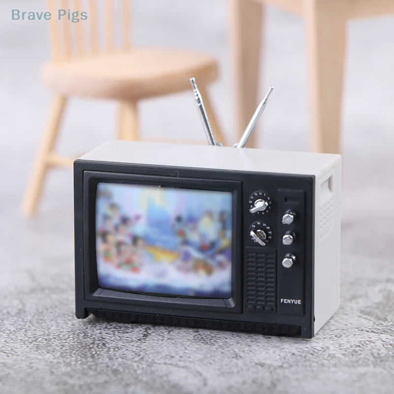 Mini Retro TV Miniature Ornaments DollHouse Toy Ornaments 5.7 * 2.4 * 3.4cm
