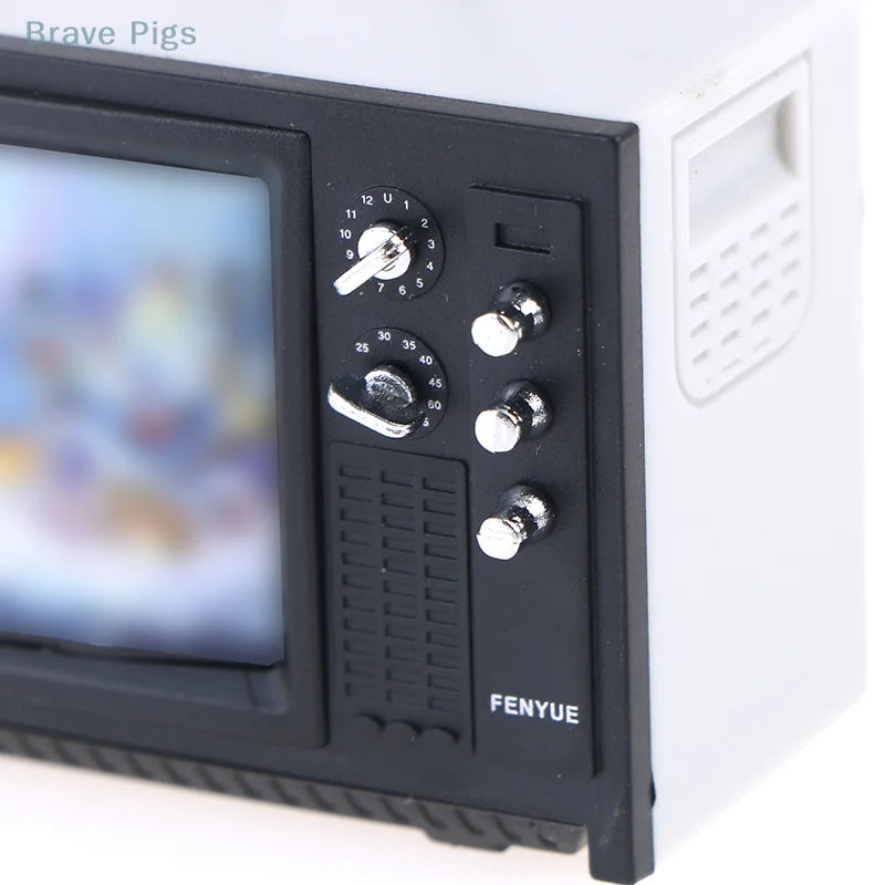 Mini Retro TV Miniature Ornaments DollHouse Toy Ornaments 5.7 * 2.4 * 3.4cm