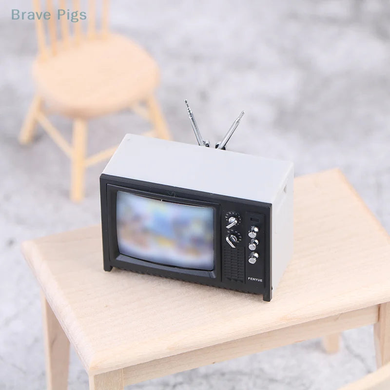 Mini Retro TV Miniature Ornaments DollHouse Toy Ornaments 5.7 * 2.4 * 3.4cm