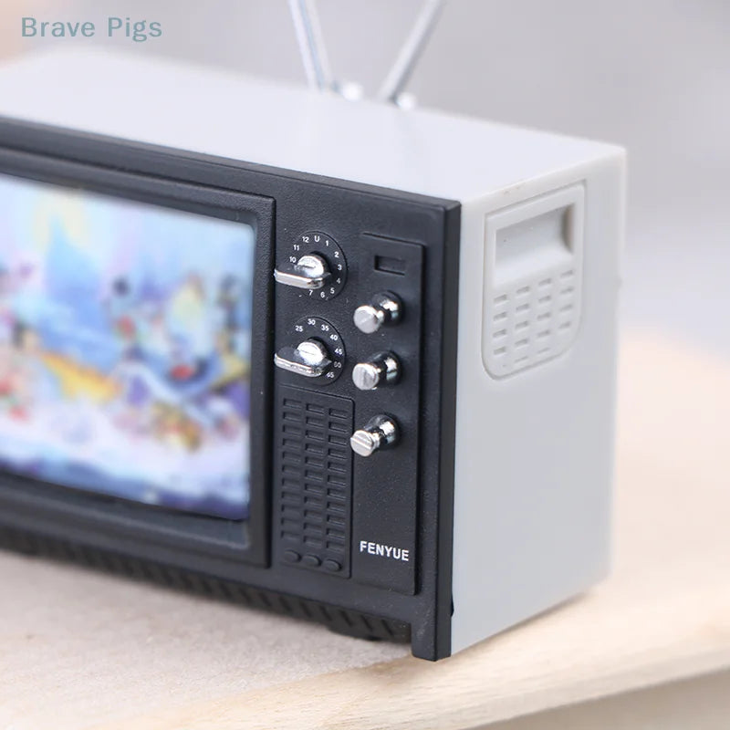 Mini Retro TV Miniature Ornaments DollHouse Toy Ornaments 5.7 * 2.4 * 3.4cm
